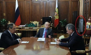 Thiết bị y tế (khoanh đỏ) đặt ở góc phòng trong ảnh của Tổng thống Putin. (Ảnh: RT)