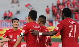 Công Vinh và Anh Đức cùng ghi bàn, giúp B.Bình Dương có chiến thắng trước Đồng Tháp (ảnh: Nguyễn Đình)