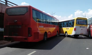 2 chiếc xe khách tại hiện trường