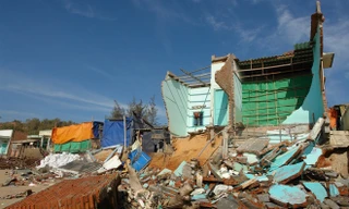 Gần chục nhà sập đổ và nhiều căn khác hư hỏng nặng. 