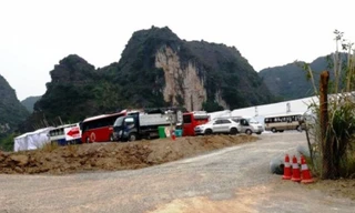 Các trang thiết bị, đồ dùng, dụng cụ sinh hoạt... phục vụ cho đoàn làm phim được hàng chục xe tải cỡ lớn chuyển đến Ninh Bình trong ngày 26/2 (ảnh: ĐD)