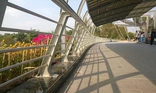 Những ổ khóa tình yêu được gắn trên thành cầu đi bộ nay đã bị cắt hết