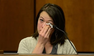 Nạn nhân Michelle Wilkins không kìm được nước mắt. Ảnh: AP