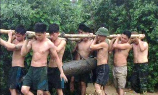 Lực lượng Công binh (Bộ Chỉ huy quân sự Hải Phòng) di chuyển 4 quả bom dưới ao cá nhà ông Chiêu về kho tập kết, chờ xử lý. Ảnh: Trung Kiên - Bộ Chỉ huy quân sự Hải Phòng.