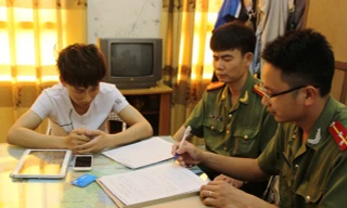 Bùi Đức Hải (áo trắng) - người đưa tin thất thiệt về cá chết hàng loạt ở Cồn Vành.