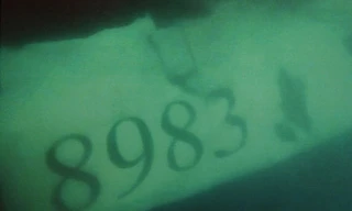 Mảnh vỡ có số hiệu 8983 được tìm thấy dưới đáy biển.