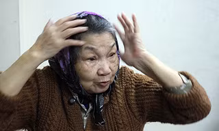 "Con tôi đi xây dựng đảo nhưng phía Trung Quốc dùng súng đạn bắn chết. Nó hiện về báo mộng cho tôi", mẹ Lai nói. Ảnh: Nguyễn Đông.