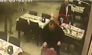 Khoảnh khắc Alakus bắn Erdemir tại nhà hàng qua camera giám sát. Ảnh: Telegraph