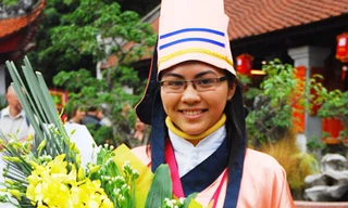 Dung trong ngày nhận Giải thưởng Loa Thành