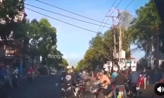 Điều tra vụ thanh niên đánh người giữa phố sau va chạm giao thông