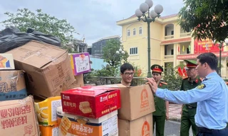 Các hộ kinh doanh tại thủ phủ La Phù tự nguyên giao nộp 25 tấn bánh kẹo để tiêu hủy