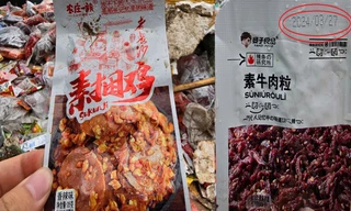 Hà Nội: Bất ngờ với tem nhãn của nhiều loại thực phẩm tại bãi rác bánh kẹo khổng lồ 