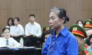 Cựu Bí thư Hoàng Thị Thúy Lan khóc khi thấy một nửa số bị cáo từng là lãnh đạo của Vĩnh Phúc