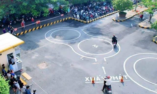 Người có giấy phép lái xe ô tô được miễn sát hạch lý thuyết xe máy