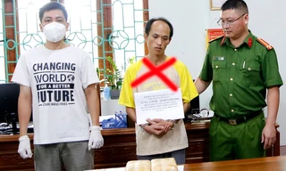 Bắt quả tang đối tượng chở 8 bánh ma tuý trong bao tải mang đi bán