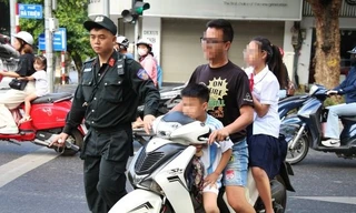 Chở trẻ trên 6 tuổi ngồi phía trước xe máy có thể bị phạt tới 10 triệu đồng