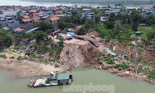 Hà Nội: Cận cảnh khu vực nhà dân có nguy cơ 'vào miệng hà bá' 