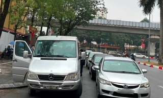 Hà Nội: Ô tô xếp hàng dài quanh các điểm đăng ký xe chờ làm thủ tục 