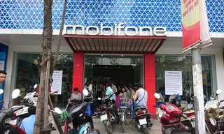 Người Hà Nội đổ xô xếp hàng bổ sung thông tin thuê bao