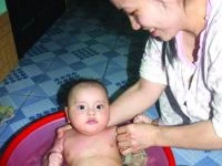 Cách gội đầu cho trẻ sơ sinh