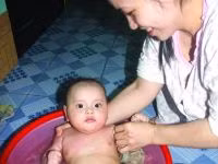 Cách gội đầu cho trẻ sơ sinh