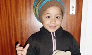 Bé hai tuổi thoát chết khi rơi từ ban công tầng bốn