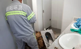 Đẻ rớt rồi xả… con trong bồn cầu phòng vệ sinh công cộng