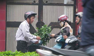 Phát sách quảng cáo về Phòng khám Đông y Hiện Đại cho người dân ở Thủ Dầu Một, Bình Dương