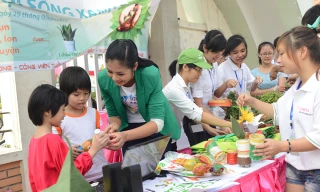 Hoa hậu Ngọc Hân đổi rác lấy cây xanh