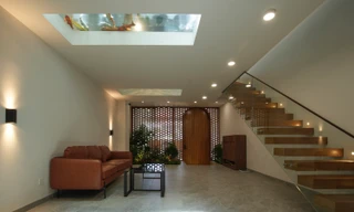 Độc lạ ngôi nhà dùng hồ cá làm 'bóng đèn' chiếu sáng cho không gian