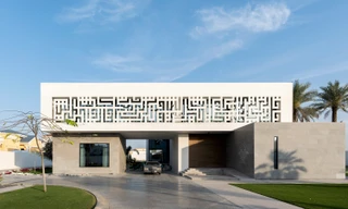 Biệt thự trắng nổi tiếng nhờ mặt tiền toàn chữ