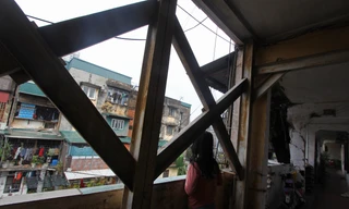 Cuộc sống người dân trong những tòa nhà chung cư 'chống nạng' giữa Hà Nội