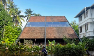 Kì lạ với ngôi nhà có mái ngói khổng lồ