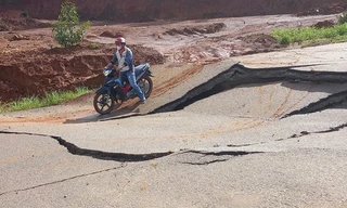 Hãi hùng cảnh người đi xe máy, đi bộ 'phi thân' qua đoạn đường nứt toác ở TP Bảo Lộc