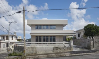 Thích thú với ngôi nhà hai tầng màu xám cho gia đình 3 người