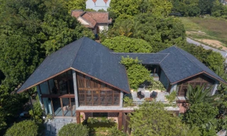 Biệt thự gỗ gây 'sốt' khi đưa sân vườn lên tầng hai để tránh nắng