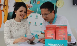 Cô gái xinh đẹp và đặc biệt ở gian hàng ABBank