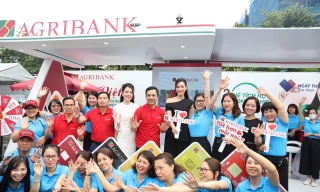 Hoa hậu Đỗ Thị Hà và Hoa khôi Thúy Vi khoe sắc ở gian hàng Agribank