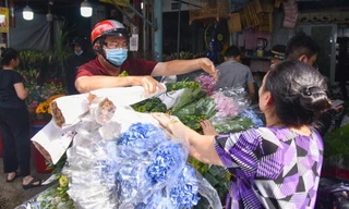 Chợ hoa lớn nhất TPHCM đìu hiu trước dịp lễ 20/10