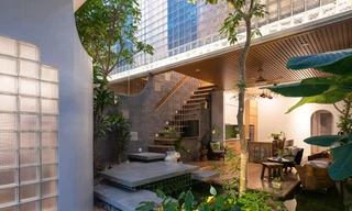 Độc lạ bên trong ngôi nhà dùng kính thay gạch, có 5 khu vườn