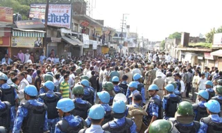 Chính phủ phải huy động hàng trăm binh sỹ đến dẹp bạo động