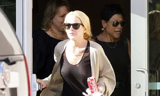 Lindsay Lohan thả rông ngực đi lao động công ích