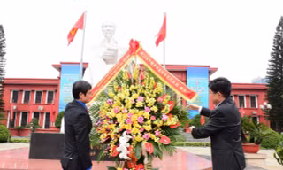 Đoàn đại biểu Gặp gỡ hữu nghị thanh niên Việt Nam - Trung Quốc 2025 dâng hoa tưởng nhớ Chủ tịch Hồ Chí Minh