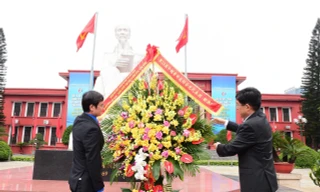 Đoàn đại biểu Gặp gỡ hữu nghị thanh niên Việt Nam - Trung Quốc 2025 dâng hoa tưởng nhớ Chủ tịch Hồ Chí Minh