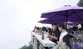 Vườn quốc gia Ba Vì đông nghịt bạn trẻ đến 'săn mây'