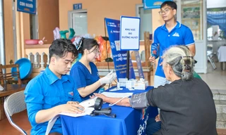 Sinh viên blouse trắng thắp sáng bản làng Bắc Kạn