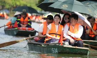 Thanh niên Trung Quốc chiêm ngưỡng vẻ đẹp hùng vĩ danh thắng Tràng An 