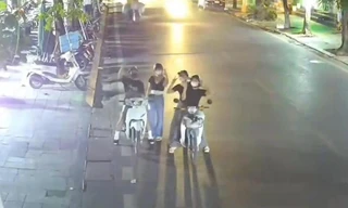 Nhiều bạn trẻ check-in bằng camera giám sát ở Hà Nội bị chỉ trích dữ dội