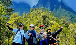 Giới trẻ leo núi, đi bộ xuyên rừng dịp nghỉ lễ 