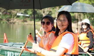 Đoàn Thanh niên Trung Quốc trải nghiệm chèo thuyền trên di sản Tràng An